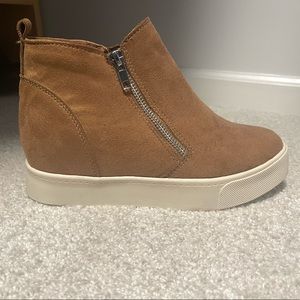 SODA SUEDE WEDGE SNEAKER